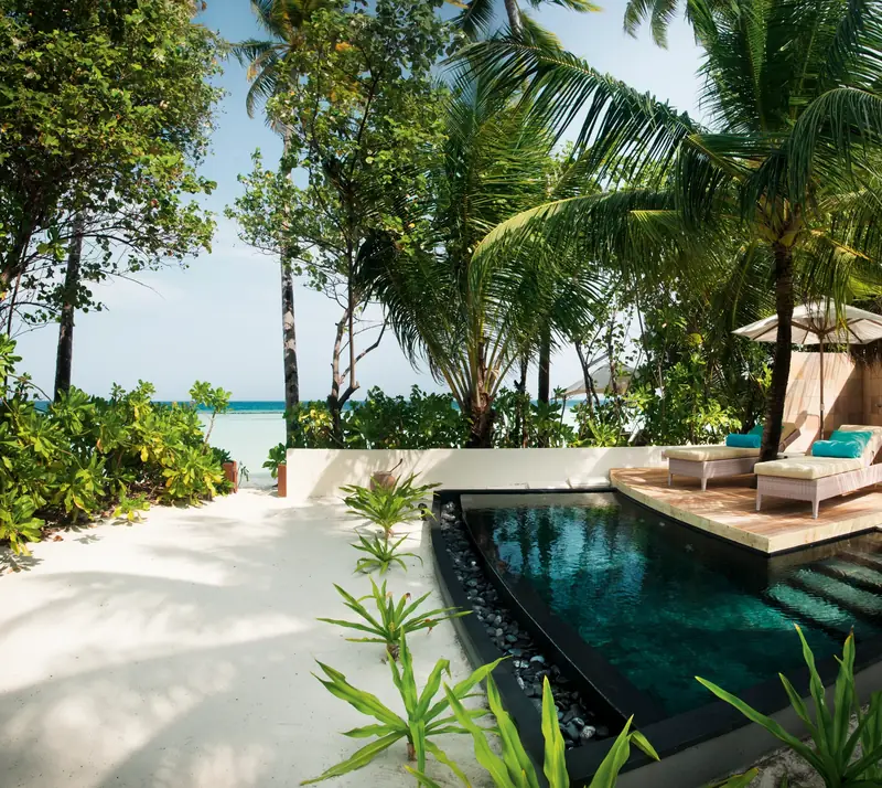 Constance Halaveli Resort — Pool (Foto 4 von 8)