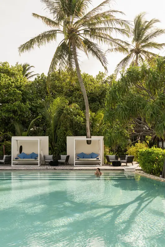 Constance Halaveli Resort — Pool (Foto 8 von 8)