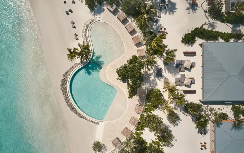 Patina Maldives, Fari Islands — Pool (Foto 5 von 8)