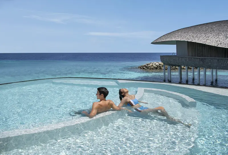 The St. Regis Vommuli Resort, Maldives — piscine (photo 6 sur 8)